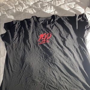 Black shirt with 100 on it.